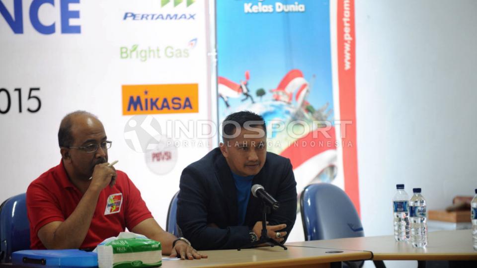 Manager tim voli putri Jakarta Electric PLN, Heri Hermawan (Jas hitam).